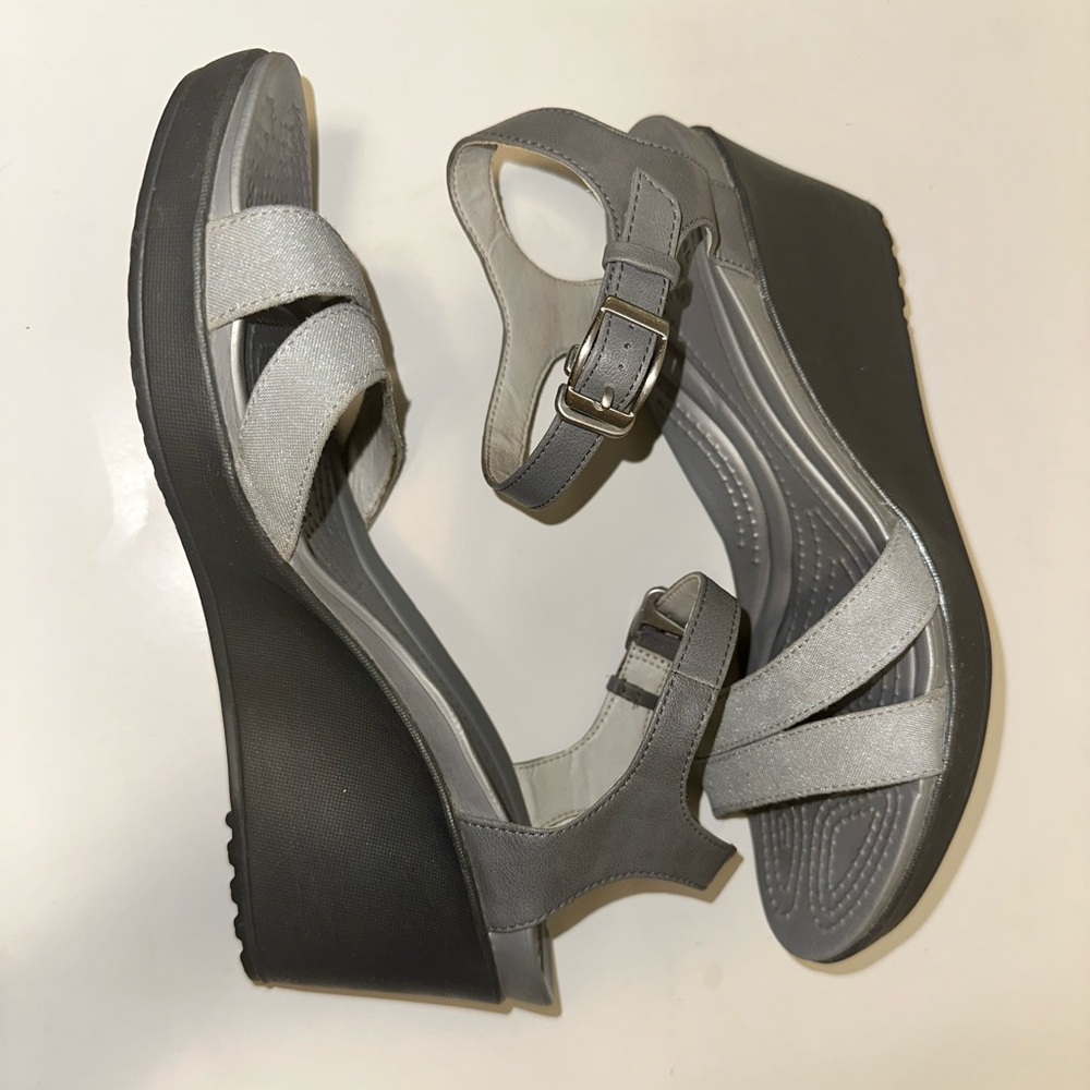 Crocs Women's Leigh II Ankle Strap Wedge Size 10 Sandals Heels Gray Fabric - Picture 2 of 8